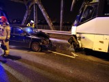 Na moście w Grudziądzu autobus zderzył się z samochodem [zdjęcia]