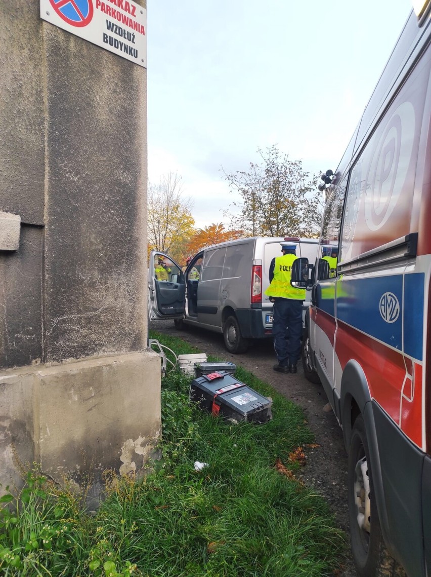 Nastolatka potrącona na parkingu w Częstochowie. Wypadek przy ul. Filomatów. 19-latka trafiła do szpitala