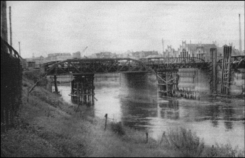 Zniszczony most kolejowy od strony Fortu Roon (Czecha), 1945