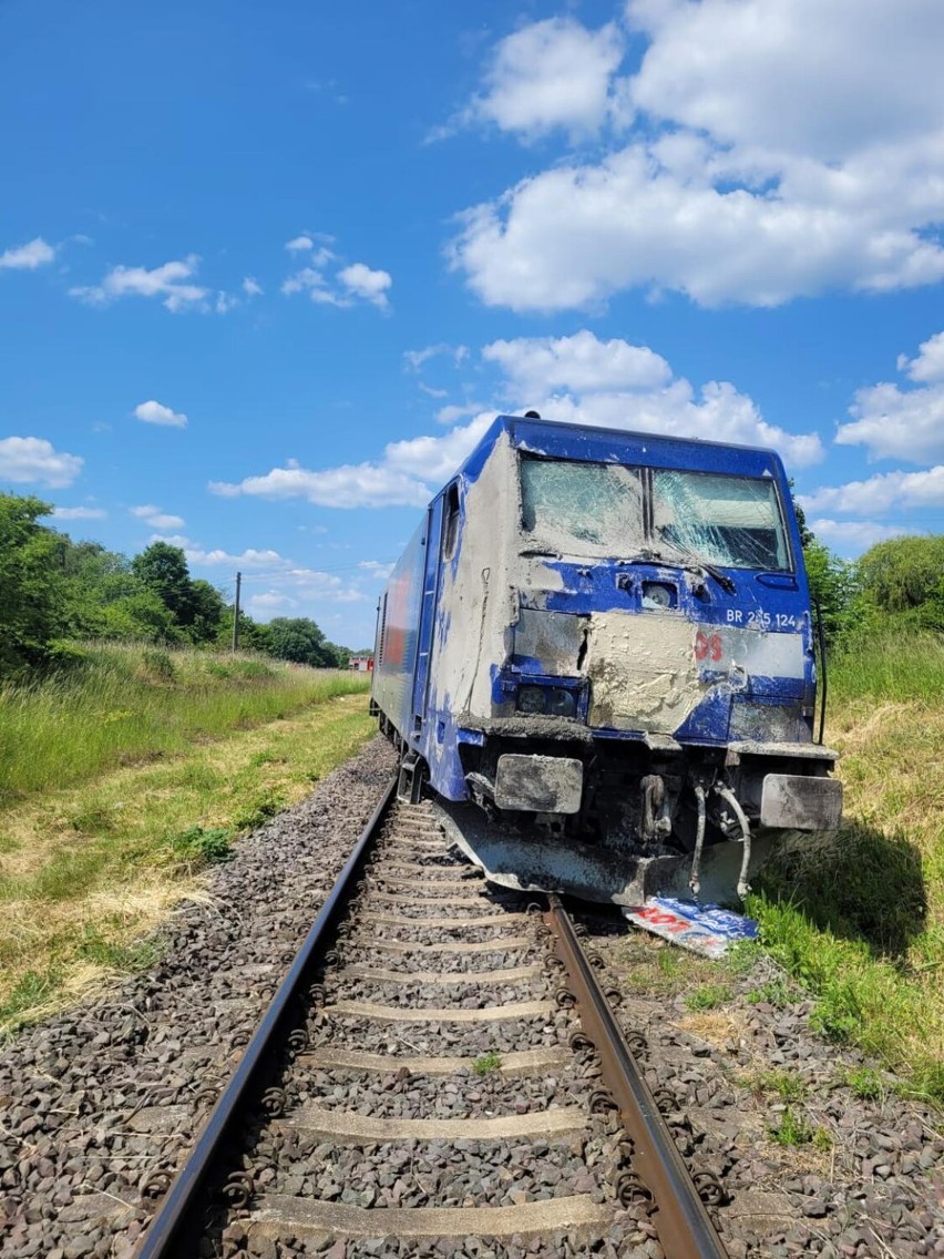 Wypadek kolejowy w Rybnie Wielkim. Betoniarka wjechała pod pociąg