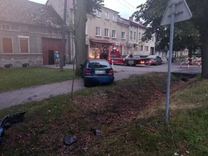 Kierowca rozbił auto na drzewie