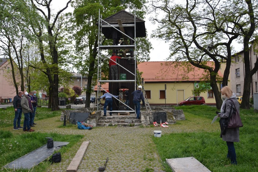 Zdemontowano stary dzwon z wieży gwarków. Trafi on teraz do...