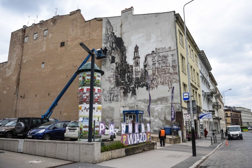 Nowy mural w Poznaniu. Obraz ze starej pocztówki na ścianie przy Bibliotece Raczyńskich [ZDJĘCIA]