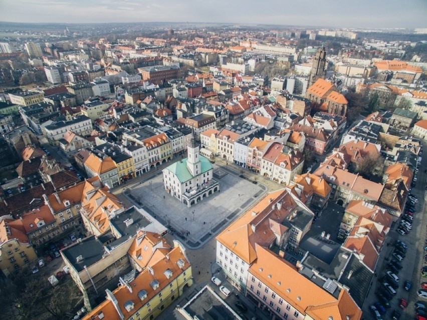 Trzecie miejsce przypada Gliwicom. Przeciętna pensja...