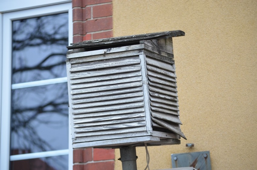 Co powiat trzyma w oknie na piętrze? Dlaczego nie naprawia sypiącej się budki (ZDJĘCIA)