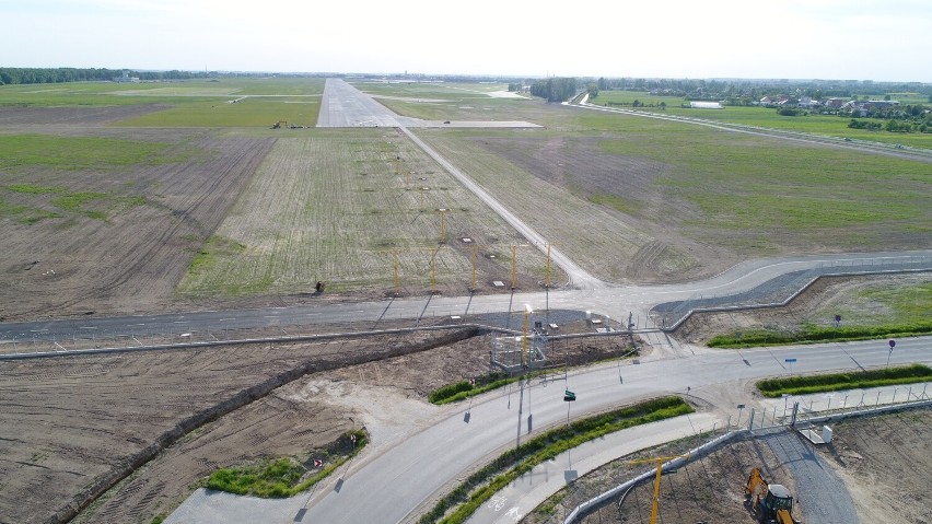 Budowa lotniska w Radomiu. Po raz pierwszy włączono światła nawigacyjne. Zobacz, jak wygląda port