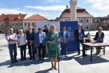 Posłanka Józefa Szczurek-Żelazko i działacze PiS zachęcali w Bochni do poparcia projektu ustawy przeciwko "seksualizacji dzieci" w szkołach