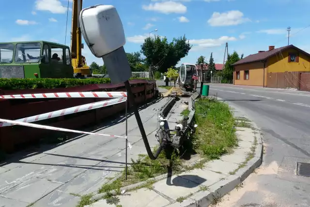 Na skutek wypadku w Tomaszowie na Brzustówce przewrócony został słup