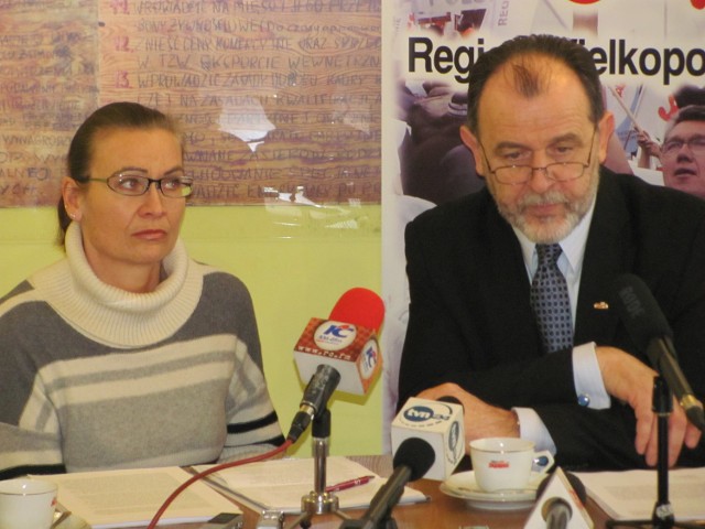 Agnieszka Karczewska, nauczycielka z I LO na konferencji prasowej z udziałem Jana Mosińskiego, szefa kaliskiej Solidarności