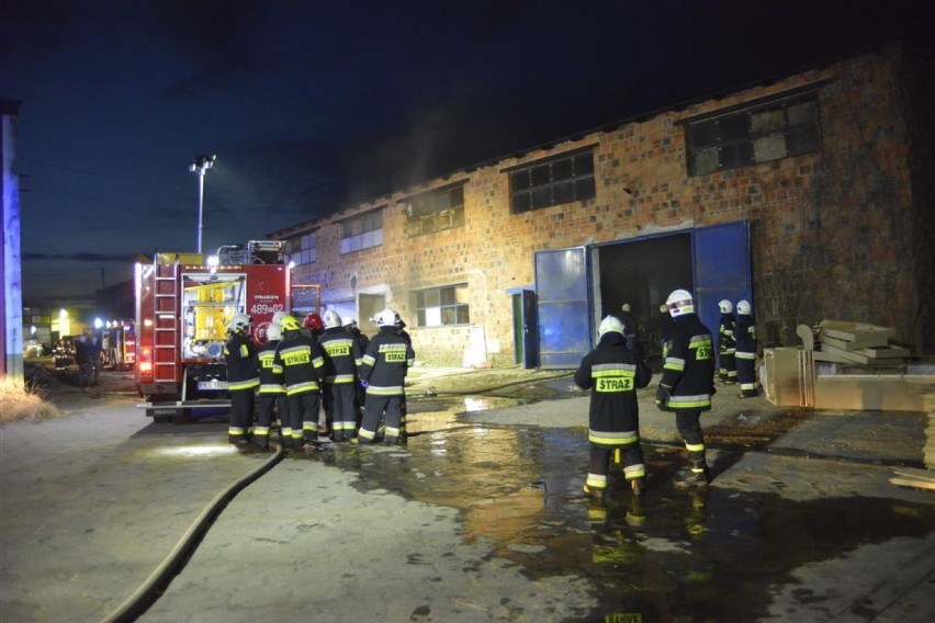 CZEMPIŃ. Pożar stolarni strażacy gasili przez trzy godziny. Ogień zniczyszył wyposażenie zakładu [ZDJĘCIA]  