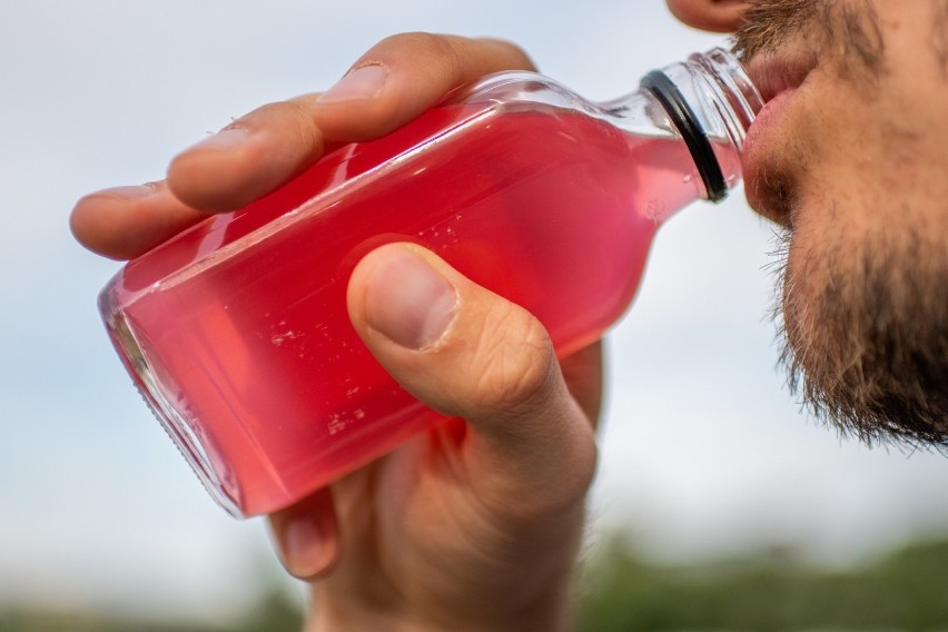 Opłata wynosi 25 zł od litra stuprocentowego alkoholu...