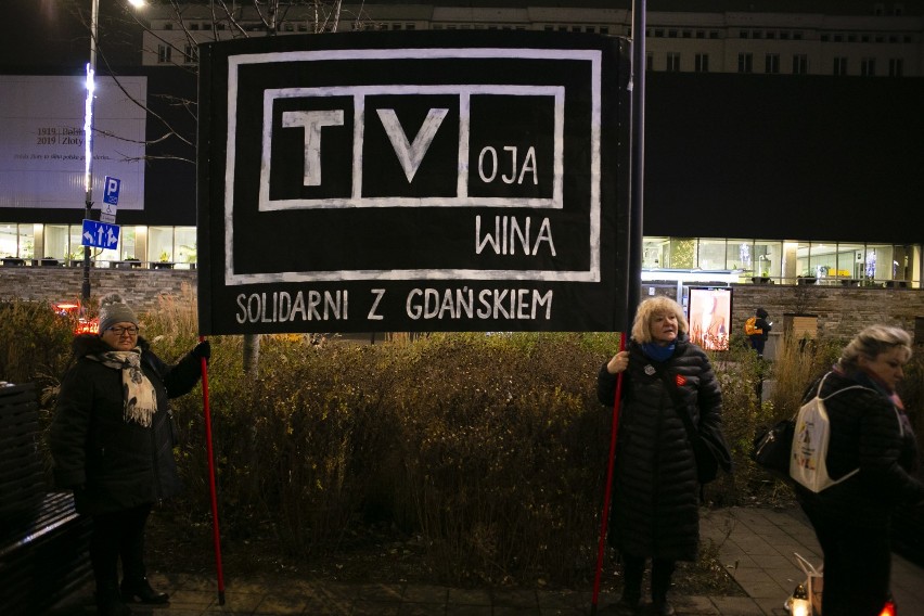 Światełko dla Adamowicza. Niezwykły happening w Warszawie w rocznicę ataku na polityka