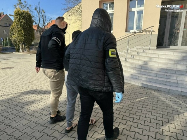 Policja z Piekar Śląskich opublikowała zdjęcia z zatrzymania 44-letniego mężczyzny oskarżonego o zabójstwo.