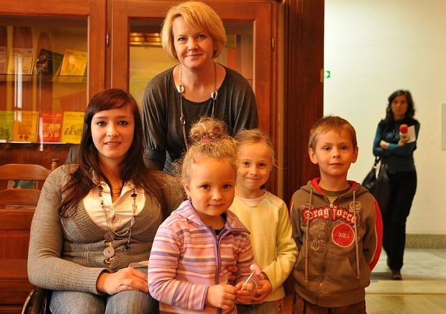 Pani Teresa z dziećmi z przedszkola integracyjnego z Dzierżoniowa, które wspiera.