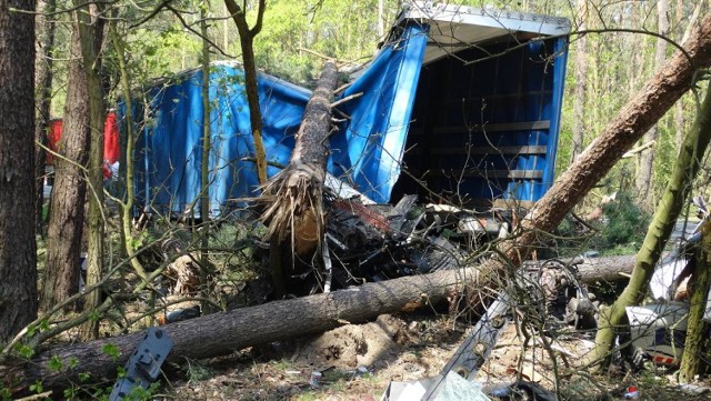 Sępolno. Dramatyczny wypadek. Kabina ciężarówki wygląda, jak po wybuchu bomby. Kierowca wozu w ciężkim stanie został zabrany do szpitala przez śmigłowiec Lotniczego Pogotowia Ratunkowego.

Zobacz więcej: Sępolno. Dramatyczny wypadek. Kabina ciężarówki, jak po wybuchu bomby [ZDJĘCIA]