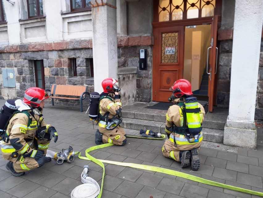 Próbne ewakuacje w szkołach powiatu kartuskiego pod nadzorem strażaków 