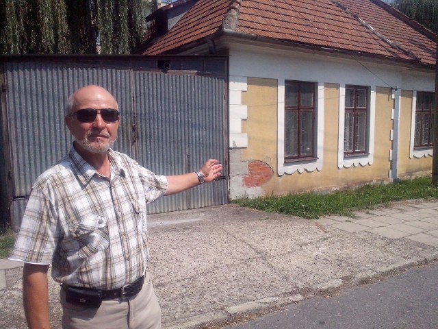 Ryszard Drabina wskazuje na budynek, w którym mógłby powstać klub seniora. Takiej świetlicy nie ma na całym jego osiedlu. Mieszkańcy mają jednak o wiele więcej pomysłów na nowe inwestycje