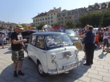 Zlot fanów fiatów multipla. Te specyficzne auta opanowały Rynek w Ostrowcu. Mają wielu zwolenników [ZDJĘCIA]