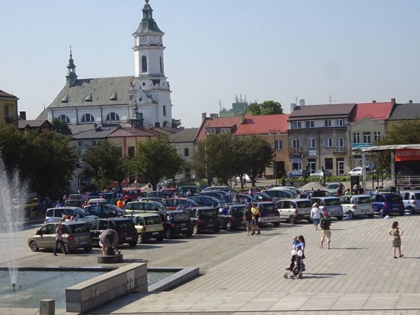 Zlot fanów fiatów multipla. Te specyficzne auta opanowały Rynek w Ostrowcu. Mają wielu zwolenników [ZDJĘCIA]