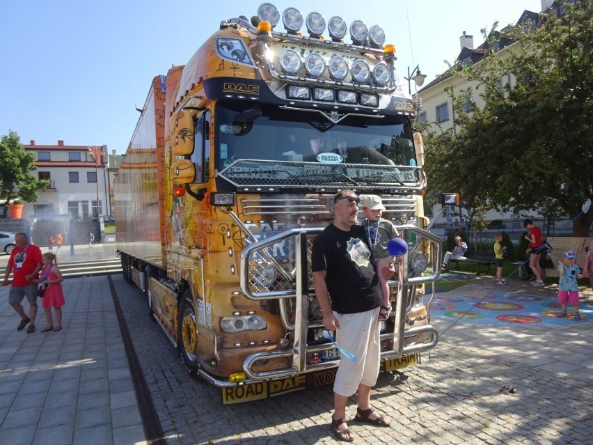 Zlot fanów fiatów multipla. Te specyficzne auta opanowały Rynek w Ostrowcu. Mają wielu zwolenników [ZDJĘCIA]