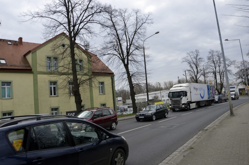 Głogów: Utrudnienia na moście. Ruch odbywa się wahadłowo, bo robotnicy kładą tam nowy asfalt. ZDJĘCIA