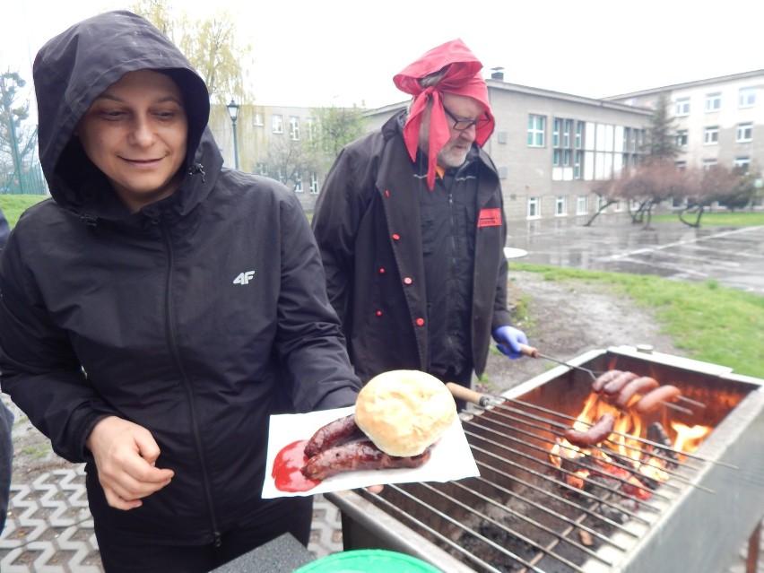 Mimo niepogody studenci bawią się na Wielkim Grillowaniu w...