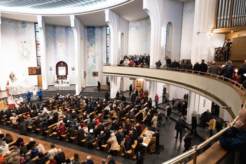 Tłumy wiernych na procesji rezurekcyjnej w Katedrze Rzeszowskiej [WIDEO, ZDJĘCIA]