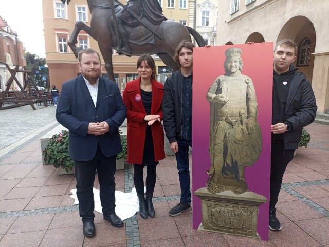 Na znak sprzeciwu politycy przedstawili pomnik prezydenta Opola - „Arkadiusza I Rozrzutnego”, który ich zdaniem powinien stanąć przed nowym stadionem.
