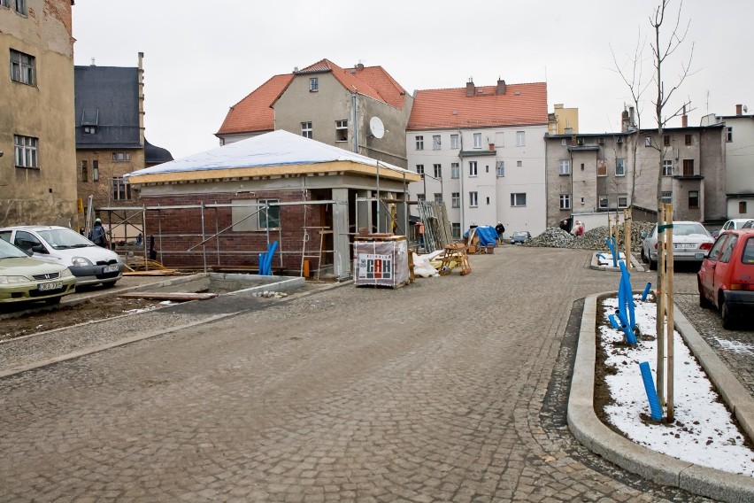 Dobiega końca budowa toalety publicznej przy parkingu na ul....