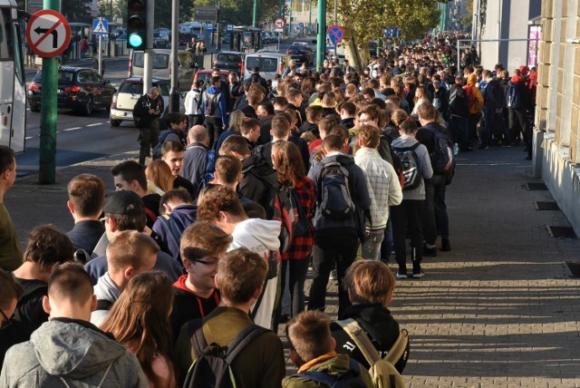 W sobotę rano w centrum Poznania utworzyły się duże kolejki.

Przejdź dalej --->

POLECAMY TEŻ: 12 rzeczy, które można robić w Poznaniu za darmo