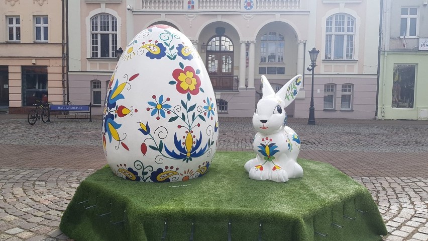 Na wejherowskim rynku stoi kaszubska pisanka| ZDJĘCIA