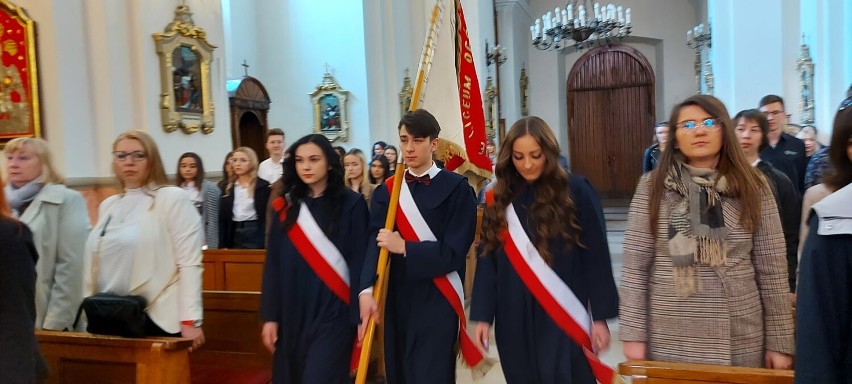 Uroczyste pożegnanie abiturientów szkół katolickich w Wieluniu FOTO