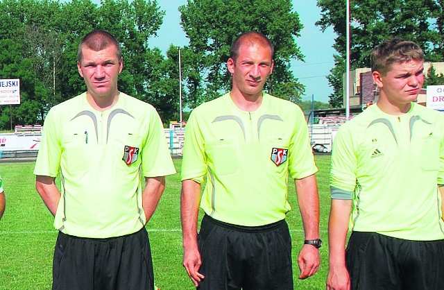 Paweł Haszek  (w środku ) będzie sędziować mecze w IV lidze