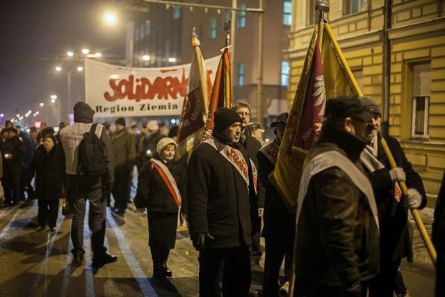 Zobacz więcej zdjęć: Marsz Solidarności w rocznicę stanu wojennego [ZDJĘCIA]