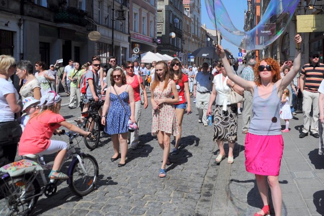 Od 1 maja ulica Wrocławska oficjalnie stała się deptakiem. Do ...
