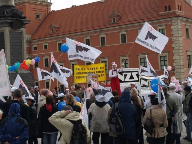 V Marsz na Warszawę o jednomandatowe okręgi wyborcze. Zwolennicy JOW na Placu Zamkowym - 23 maja 2009.