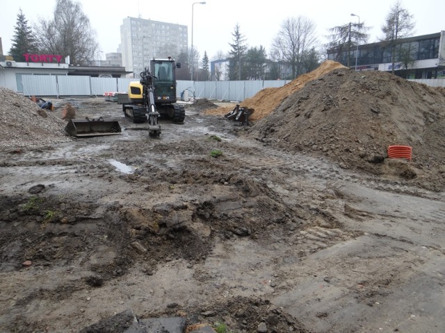 Trwa budowa skweru przy ul. Piastowskiej w Radomsku. Jak postępują prace?