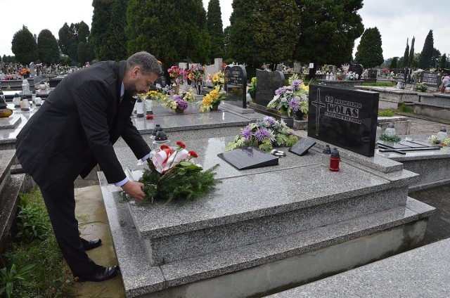 Na cmentarzu komunalnym w Oświęcimiu pamięć pochowanego tutaj obrońcy Westerplatte Franciszka Wolasa uczcił dyrektor krakowskiego Oddziału Instytutu Pamięci Narodowej dr hab. Filip Musiał