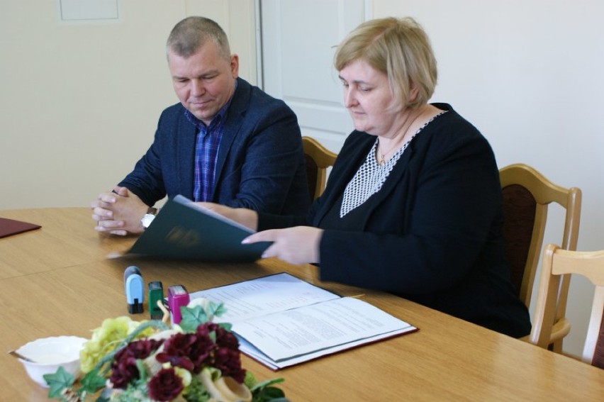 Porozumienie podpisali starosta Piotr Wołowicz i Paweł Niedźwiedź
