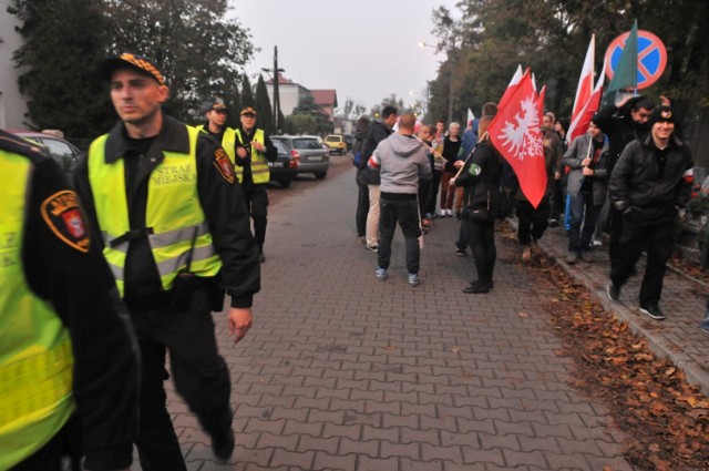 Śrem: marsz ONR na ulicach miasta. Narodowcy przeszli na rynek [ZDJĘCIA]