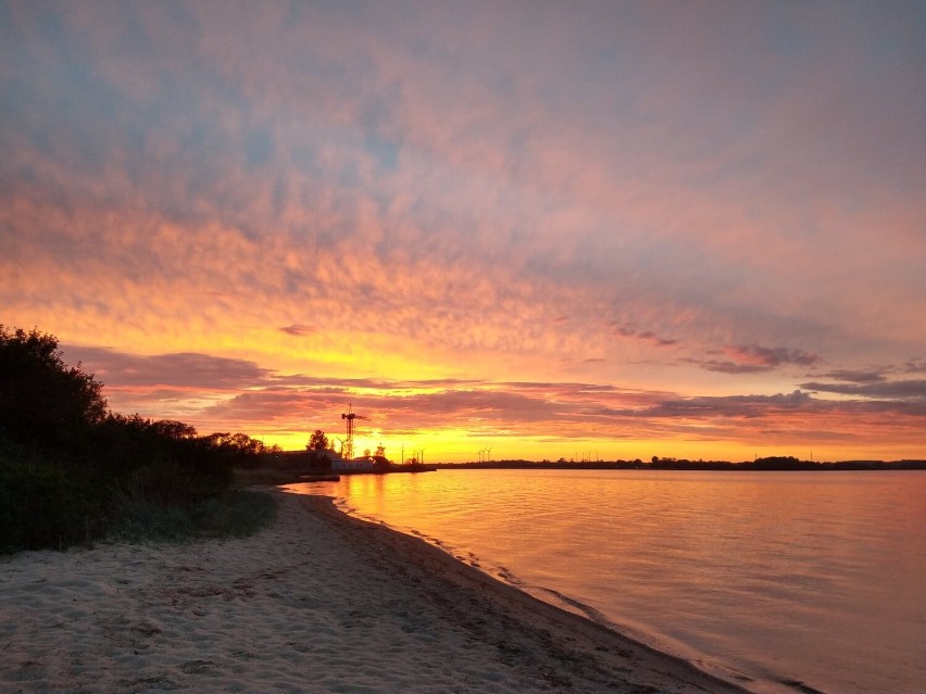 Powiat pucki: bajecznie kolorowe majowe zachody słońca. Niebo nad Zatoką Pucką płonęło i mieniło się kolorami | ZDJĘCIA, WIDEO