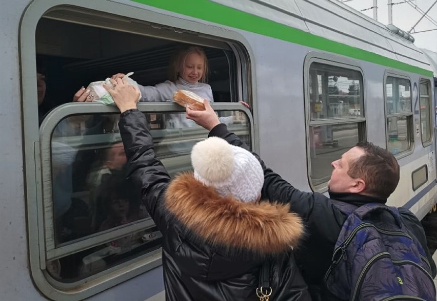 Na kutnowskim dworcu codziennie pojawiają się pociągi z uciekającymi przed wojną uchodźcami z Ukrainy