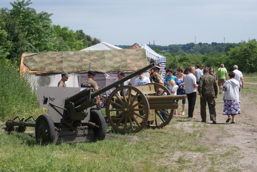 Piknik militarny w Kaliszu. Prezentują pojazdy wojskowe. ZDJĘCIA