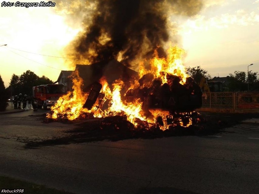 Pożar przyczepy ze słomą w Krzepicach [FOTO]