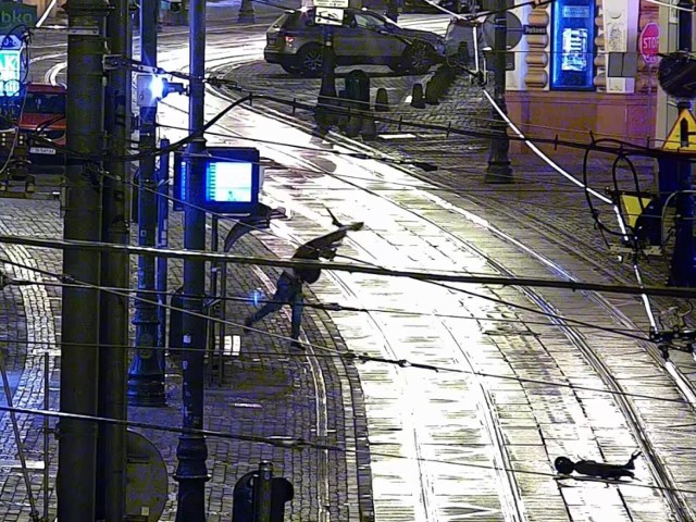 Zobacz, co zarejestrowała kamera monitoringu miejskiego w Bydgoszczy. Rzucał hulajnogami, przewracał rowery i atakował witryny sklepów. 

Więcej zdjęć na kolejnych slajdach galerii >>>