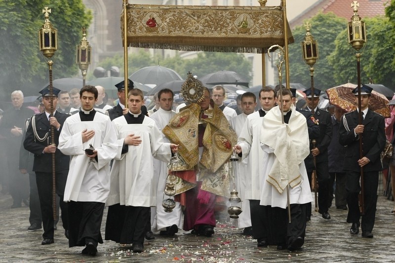 Kilkanaście tysięcy wrocławian przeszło w procesji z okazji Bożego Ciała (ZDJĘCIA)