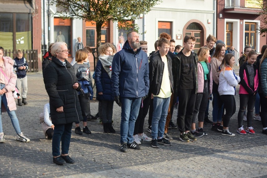 Na rynku w Grudziądzu wspólnie odśpiewali hymn [zdjęcia]