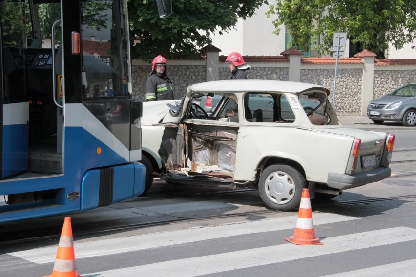 Kraków: wypadek na ul. Krakowskiej. Tramwaj linii 8 zderzył się z trabantem [ZDJĘCIA]