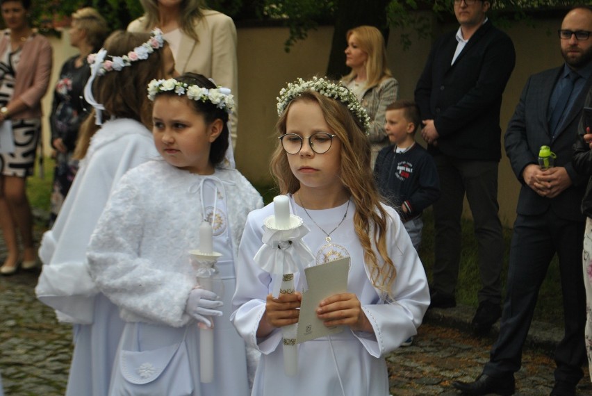 Do sakramentu I Komunii Świętej przystąpiły dzieci z klas...