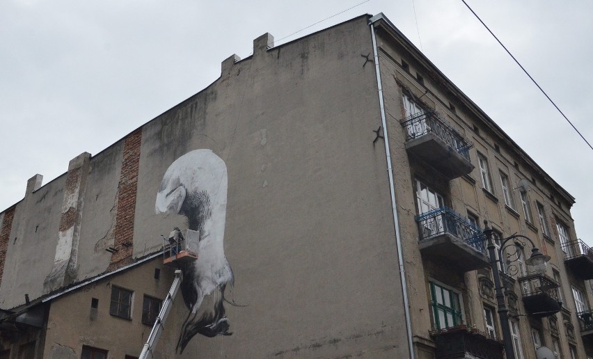 Mural powstaje na Nowomiejskiej 5 w Łodzi